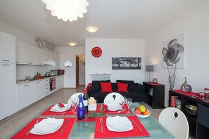 Familienapartment, Mehrere Schlafzimmer, Bergseite (Vista d'Oro Ulivo Apt. 4) | Wohnbereich | 21-Zoll-Flachbildfernseher mit Satellitenempfang, Fernseher
