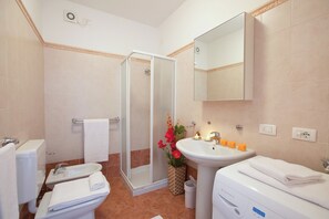 Familienapartment, Mehrere Schlafzimmer, Bergseite (Vista d'Oro Ulivo Apt. 4) | Badezimmer | Dusche, Regendusche, Haartrockner, Bidet