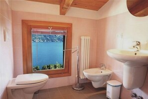 Appartement, 2 slaapkamers | Badkamer | Een bad/douchecombinatie, een regendouche, een haardroger, een bidet