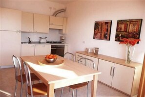Departamento, 2 habitaciones | Cocina privada | Microondas, horno, parrilla de estufa y lavavajillas 