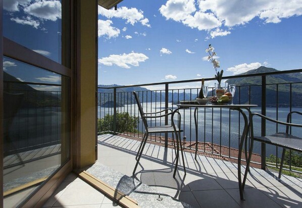 Familjestudio - 1 dubbelsäng - utsikt mot bergen - intill bergen (Vista d'Oro Ulivo Apt. 8) | Balkong
