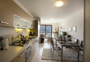 Familienstudio, 1 Doppelbett, Bergblick, Bergseite (Vista d'Oro Ulivo Apt. 8) | Eigene Küche | Mikrowelle, Ofen, Herdplatte, Geschirrspüler