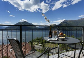 Familienstudio, 1 Doppelbett, Bergblick, Bergseite (Vista d'Oro Ulivo Apt. 8) | Blick vom Balkon