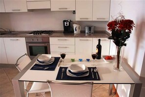 Familjelägenhet - 1 dubbelsäng med bäddsoffa - intill bergen (Vista d'Oro Ulivo Apt. 11) | Eget kök | Spishäll, diskmaskin, kaffe- och tebryggare och vattenkokare