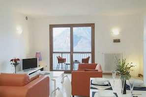 Familielejlighed - 1 dobbeltseng med sovesofa - ved bjerg (Vista d'Oro Ulivo Apt. 11) | Opholdsområde | 24-tommers fladskærms-tv med satellitkanaler, tv, dvd-afspiller