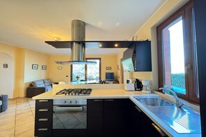 Køleskab, ovn, kogeplade, opvaskemaskine