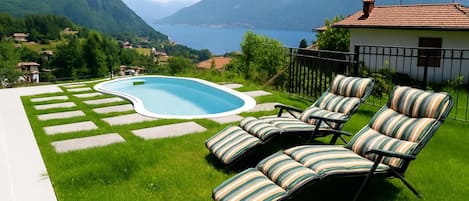 Een seizoensgebonden buitenzwembad