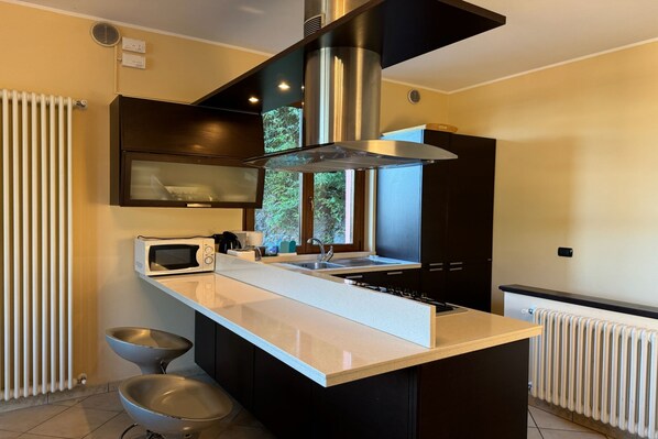 وحدة سكنية متصلة عائلية - ٤ غرف نوم - بحمامين - بالقرب من الجبل (Clubhouse) | مطبخ خاص | ثلاجة، فرن، موقد طهي مسطح، غسالة أطباق