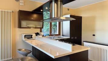 Casa geminada família, vários quartos, 2 banheiros, ao lado da montanha (Clubhouse) | Cozinha privada | Geladeira, fogão, cooktop, lava-louças