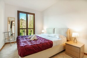 Family Apartment, Multiple Bedrooms, Mountainside (Vista d'Oro Ulivo Apt. 7) | 1 bilik tidur, seterika/papan seterika, Wi-fi, cadar katil 