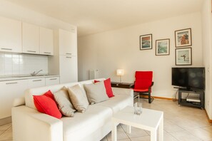Familie appartement, 1 slaapkamer, balkon, uitzicht op gebergte (Vista d'Oro Ulivo Apt. 7) | Woonkamer | Een 24-inch televisie met satellietzenders, een dvd-speler en een stereo