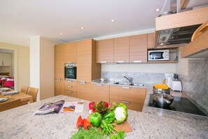 Familienapartment, Mehrere Schlafzimmer, Bergseite (Sant' Andrea Vista) | Eigene Küche | Mikrowelle, Ofen, Herdplatte, Geschirrspüler