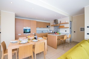 Familienapartment, Mehrere Schlafzimmer, Bergseite (Sant' Andrea Vista) | Eigene Küche | Mikrowelle, Ofen, Herdplatte, Geschirrspüler