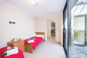 Familienapartment, Mehrere Schlafzimmer, Bergseite (Sant' Andrea Vista) | 2 Schlafzimmer, Bügeleisen/Bügelbrett, kostenloses WLAN, Bettwäsche