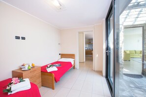 Familienapartment, Mehrere Schlafzimmer, Bergseite (Sant' Andrea Vista) | 2 Schlafzimmer, Bügeleisen/Bügelbrett, kostenloses WLAN, Bettwäsche