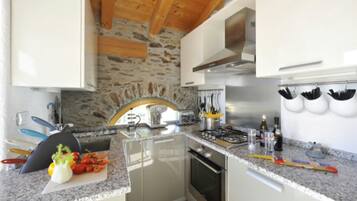 Apartamento família, 1 quarto, terraço, ao lado da montanha (Belmonte Terrazzo) | Cozinha privada | Micro-ondas, fogão, cooktop, lava-louças