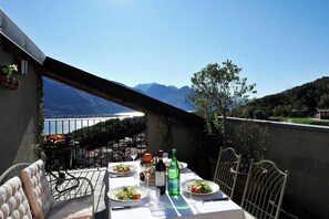 Familie appartement, meerdere slaapkamers, uitzicht op gebergte (Belmonte Terrazzo) | Buiten dineren