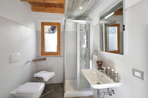 Familie appartement, meerdere slaapkamers, uitzicht op gebergte (Belmonte Terrazzo) | Badkamer | Een douche, een regendouche, een bidet, handdoeken