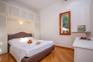 Family Apartment, Multiple Bedrooms, 2 Bathrooms (Bella Menaggio Panoramica) | 3 bedrooms, iron/ironing board, WiFi, bed sheets