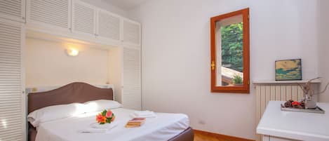 Family Apartment, Multiple Bedrooms, 2 Bathrooms (Bella Menaggio Panoramica) | 3 bedrooms, iron/ironing board, WiFi, bed sheets