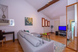 TV a schermo piatto 24 pollici con canali satellitari, TV, lettore DVD