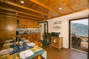 Standard-Stadtwohnung, Mehrere Betten, 2 Bäder, zum Garten hin (Casa Gallio) | Eigene Küche | Großer Kühlschrank, Mikrowelle, Ofen, Herdplatte