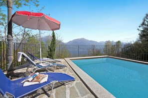 En säsongsöppen utomhuspool