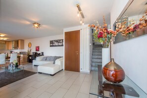 Een 24-inch flatscreentelevisie met satellietzenders en een televisie