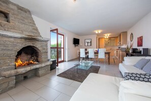 Casa geminada família, vários quartos, 2 banheiros, ao lado da montanha (Villa Aquila) | Sala de estar | TV de tela plana 24 polegadas com canais via satélite, TV, lareira