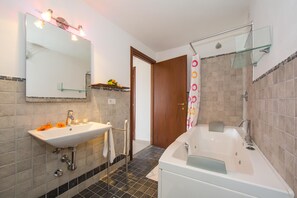 Maison mitoyenne Familiale, plusieurs chambres, 2 salles de bains, côté montagne (Villa Aquila) | Salle de bain