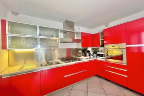 Apartamento familiar, varias habitaciones, 2 baños (Menaggio Fantastico) | Cocina privada | Microondas, placa de cocina, lavavajillas y hervidor eléctrico