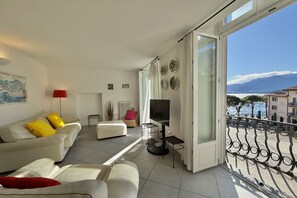 Apartamento familiar, varias habitaciones, 2 baños (Menaggio Fantastico) | Zona de estar | Televisión de pantalla plana de 21 pulgadas con canales por satélite