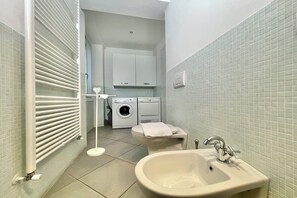 Familienapartment, Mehrere Schlafzimmer, 2 Bäder (Menaggio Fantastico) | Badezimmer | Dusche, Regendusche, Haartrockner, Bidet