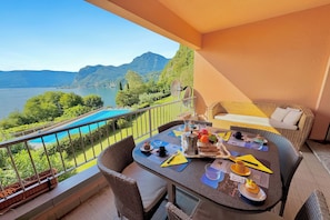 Familjelägenhet - flera sovrum - 2 badrum - intill bergen (Gaeta 'Splendid Lake') | Restaurang utomhus