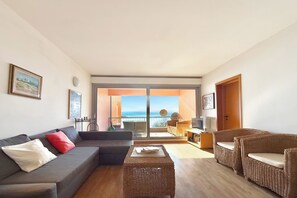 Family Apartment, Multiple Bedrooms, 2 Bathrooms, Mountainside (Gaeta 'Splendid Lake') | Living area