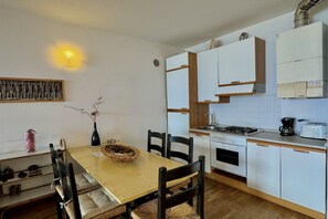 Family Apartment, Multiple Bedrooms, 2 Bathrooms, Mountainside (Gaeta 'Splendid Lake') | Private kitchen