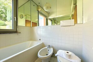 Family Apartment, Multiple Bedrooms, 2 Bathrooms, Mountainside (Gaeta 'Splendid Lake') | Bathroom | Combined shower/tub, rainfall showerhead, hair dryer, bidet - Gaeta Splendid Lake (San Siro)