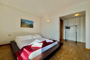 Family Apartment, Multiple Bedrooms, 2 Bathrooms, Mountainside (Gaeta 'Splendid Lake')