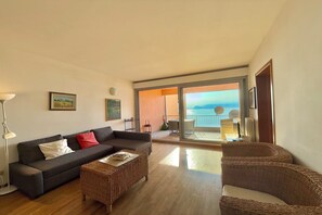 Family Apartment, Multiple Bedrooms, 2 Bathrooms, Mountainside (Gaeta 'Splendid Lake') | Living area