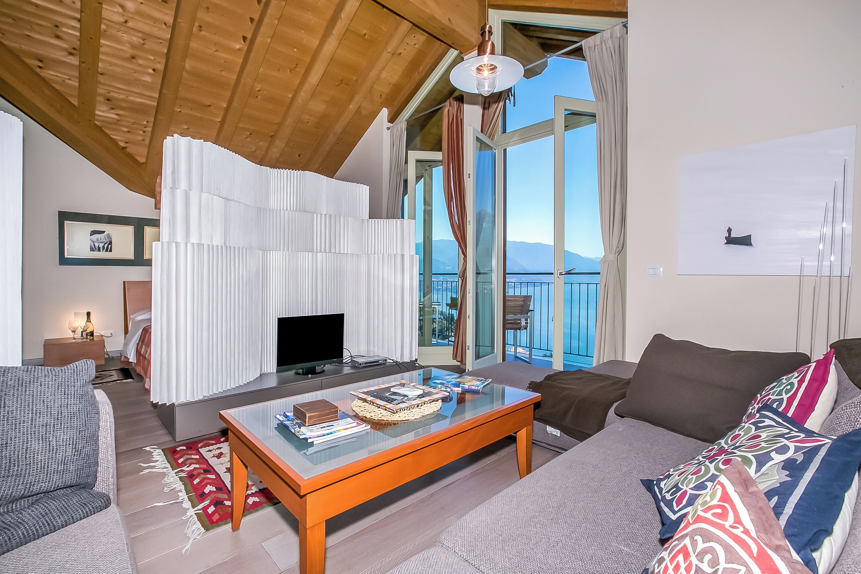 24-吋電視，提供有線頻道