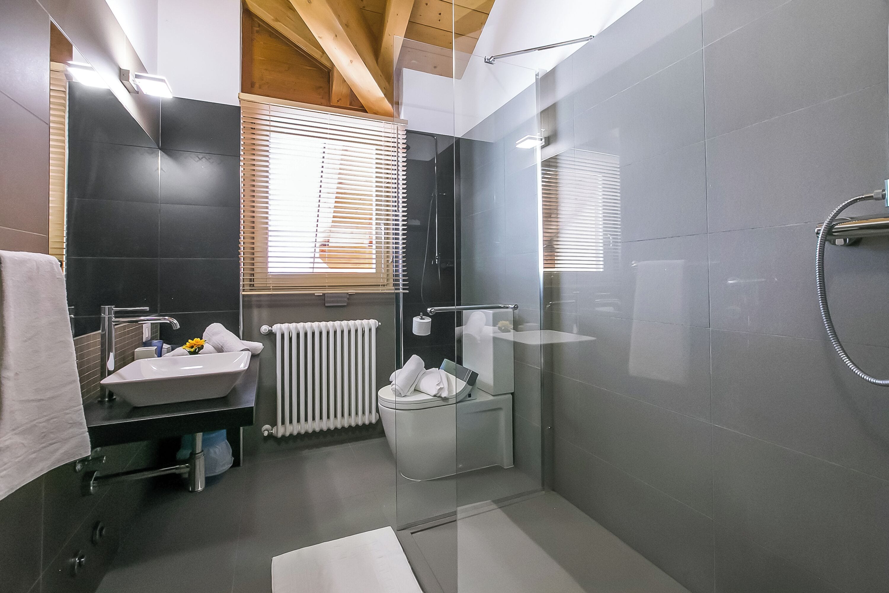 Apartemen Keluarga, beberapa kamar, tepi gunung (Vista d'Oro Palma Apt. 21) | Kamar mandi | Shower, pancuran hujan, pengering rambut, dan kloset