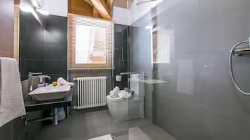 Apartemen Keluarga, beberapa kamar, tepi gunung (Vista d'Oro Palma Apt. 21) | Kamar mandi | Shower, pancuran hujan, pengering rambut, dan kloset