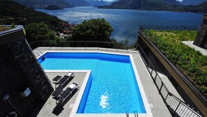 A swimming pool with a view of a lake and mountains. - Vista d'Oro Palma Apt. 21 (Perledo)