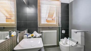 Apartemen Keluarga, beberapa kamar, tepi gunung (Vista d'Oro Palma Apt. 21) | Kamar mandi | Shower, pancuran hujan, pengering rambut, dan kloset