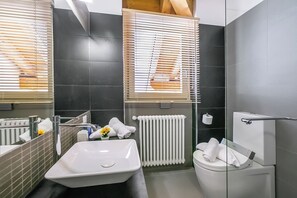 Family Apartment, Multiple Bedrooms, Mountainside (Vista d'Oro Palma Apt. 21) | Bathroom