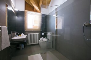 Appartamento familiare, camere multiple, lato montagna (Vista d'Oro Palma Apt. 21) | Bagno | Doccia, soffione a pioggia, asciugacapelli, bidet