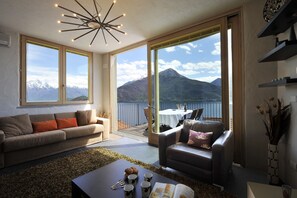 Familienapartment, 1 Doppelbett und Schlafsofa, zum Garten hin (Vista Prima) | Wohnzimmer | 24-Zoll-Flachbildfernseher mit Satellitenempfang, Fernseher, DVD-Player