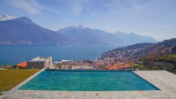 A swimming pool with a view of a lake and mountains. - Vista Prima (Pianello del Lario)