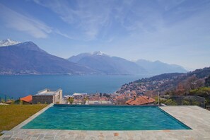A swimming pool with a view of a lake and mountains. - Vista Prima (Pianello del Lario)