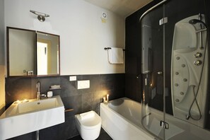 A modern bathroom with a sink, toilet, and a glass-enclosed shower. - Vista Prima (Pianello del Lario)